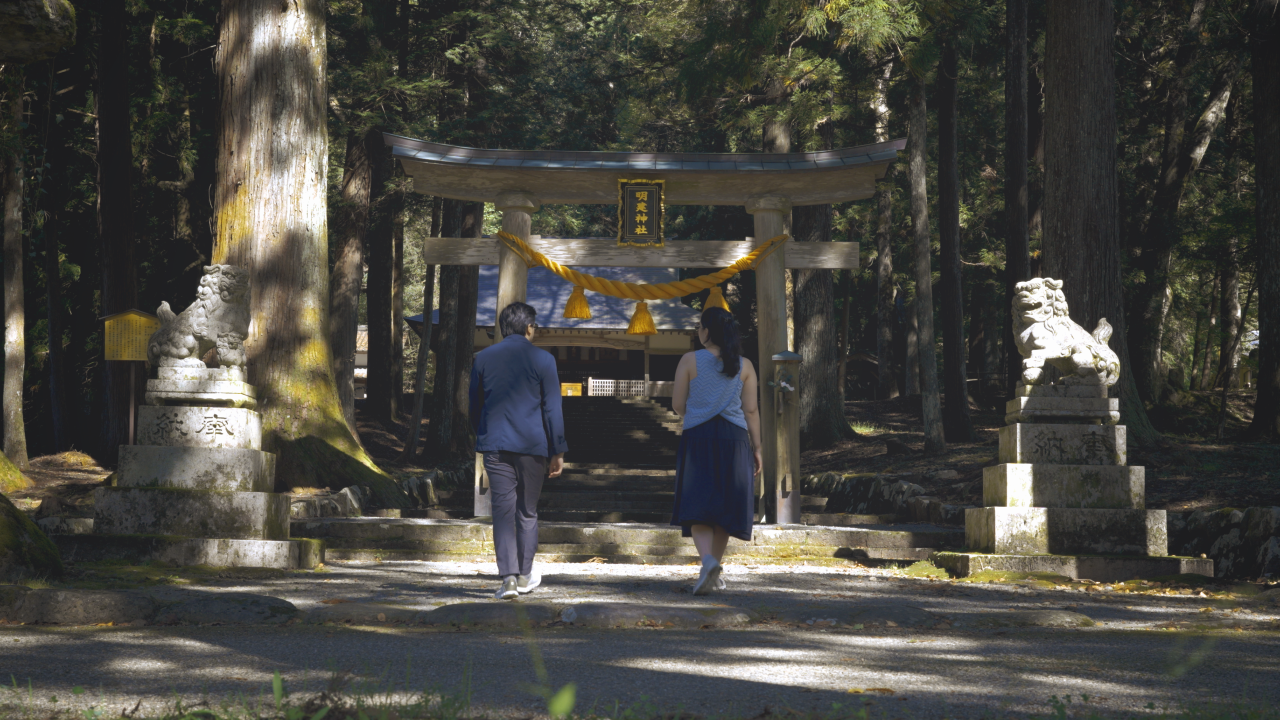 Wedding couple in forest